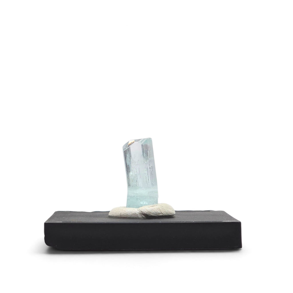Side view showing the transparent prism and sloping terminal faces of the aquamarine crystal